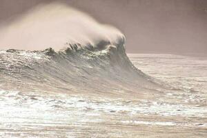 enormes olas del mar foto