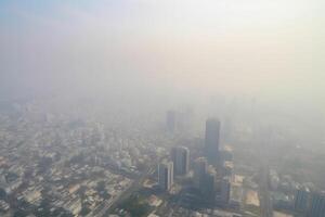 ai generado cielo vista. aire calidad en muchos ciudades alrededor el mundo es peligrosamente bajo, causando grave salud problemas para el personas quien En Vivo allá. foto