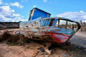 abandonado de madera antiguo Embarcacion foto