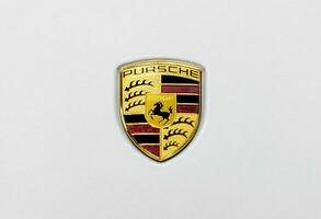 nonhaburi Tailandia 6 6 diciembre 2022 logo Porsche en blanco capucha coche foto