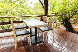 de madera silla y mesa en balcón foto