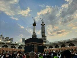 la meca, saudi arabia, junio 2023 - peregrinos desde diferente países alrededor el mundo realizar tawaf en el patio de masjid Alabama haram, la meca en el noche. foto