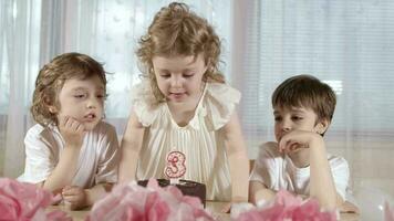 dois irmãos estão a comemorar a terceiro aniversário do seus pequeno irmã. video