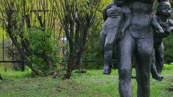 Moskau Stadt. Russisch Föderation 19.10.2017. Bronze- Skulptur von Mutter mit zwei Kinder im Herbst im gorky Park im Moskau video