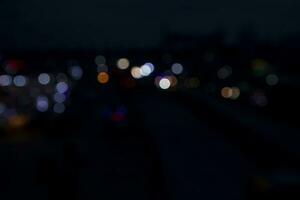 vistoso desenfocar resumen bokeh calle luces efectos en el noche negro antecedentes textura foto