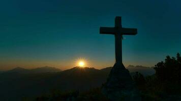 Kreuz auf ein Berg Gipfel beim Sonnenuntergang video