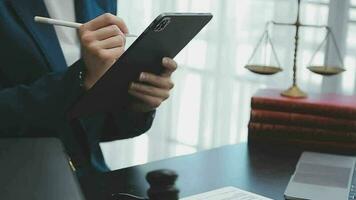 rättvisa och lag koncept.manlig domare i en rättssal med klubban, arbetar med, dator och dockningstangentbord, glasögon, på bordet i morgonljus video