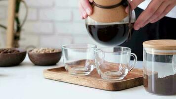 uomo prepara caffè nel stile versare al di sopra di a casa cucina video