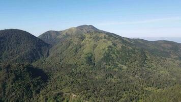 aérien vue de clair de pointe mongkrang collines près loiu montagne, Indonésie video