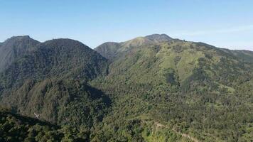 aéreo ver de claro pico Monkrang colinas cerca leyu montaña, Indonesia video