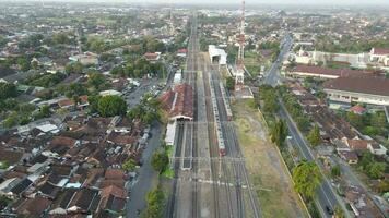 aereo Visualizza di krl treno nel klaten treno stazione nel il sera. video