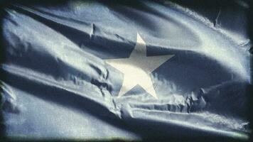 retro envelhecido Somália bandeira acenando em a vento. velho vintage somali bandeira balançando em a brisa. desatado laço. video