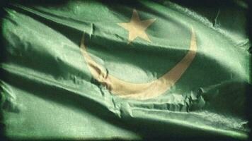 retro åldrig mauretanien flagga vinka på de vind. gammal årgång mauritanska baner svängande på de bris. sömlös slinga. video