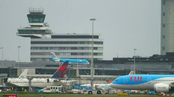 amsterdam, países bajos, 25 de julio de 2017 - tui fly dreamliner boeing 787 ph tfm y klm asia boeing 777 towing to service, aeropuerto shiphol, amsterdam, holanda video