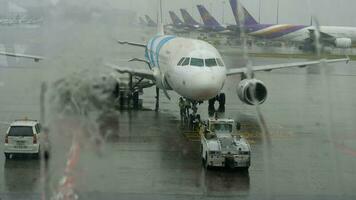 bangkok, tailândia, 11 de novembro de 2017 - airbus 320 das vias aéreas de bangkok em serviço no aeroporto de suvarnabhumi video