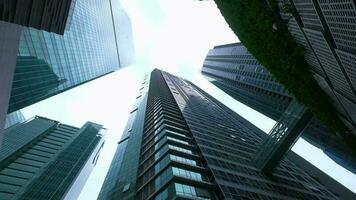 bajo ángulo ver de Singapur financiero edificios situado a financiero distrito video