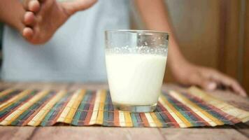 langzaam beweging van hand- plukken glas van melk video