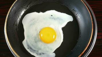 Fried eggs in the pan close up video