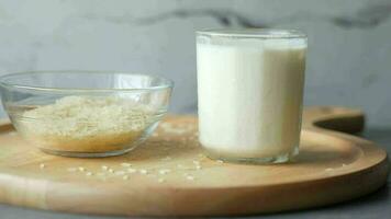 glas mjölk och ris på ett bord, icke-mejerimjölkskoncept video