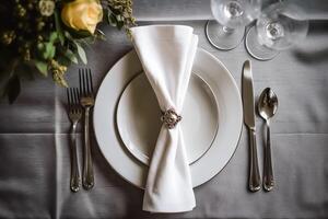 elegante cena mesa ajuste arreglo en Inglés país estilo como flatlay paisaje de mesa, doblada servilleta en un servicio lámina, vajilla y fiesta mesa decoración, generativo ai foto