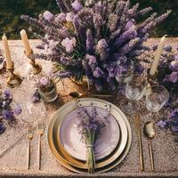 Boda paisaje de mesa, elegante formal cena mesa configuración, mesa bohordo con lavanda decoración para fiesta fiesta evento celebracion, generativo ai foto
