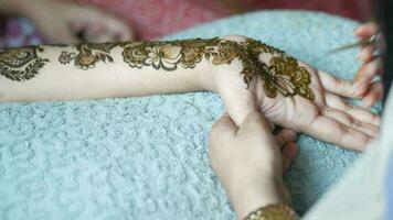 women applying henna on hand video