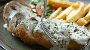 cordon bleu di pollo e maionese sul tavolo video