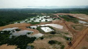 aéreo Visão a óleo Palma terra é terra compensação e preparar para Novo desenvolvimento projeto às Malásia video