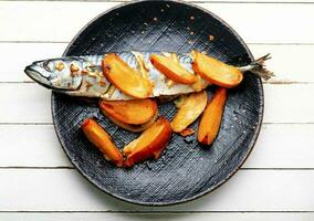 caballa pescado horneado con frutas foto