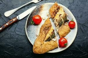 todo pescado horneado en masa, pescado tarta. foto