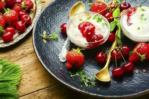 hielo crema con bayas y mermelada foto