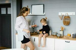 madre con su hija en el cocina Cocinando juntos foto