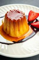 Flan dulce postre caramelo gusto sano comida comida bocadillo en el mesa Copiar espacio comida antecedentes rústico parte superior ver foto