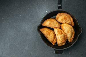 empanadas carne tarta relleno comida comida bocadillo en el mesa Copiar espacio comida antecedentes rústico parte superior ver foto