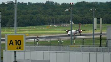 dusseldorf, Germania luglio 23, 2017 - airberlin bombardiere trattino 8 d abqi accelerare prima prendere spento. lento movimento. dusseldorf aeroporto, Germania video