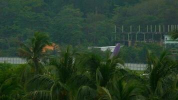 phuket, thailand december 2, 2016 - thai luftvägarna boeing 777 hs tkd avresa från phuket internationell flygplats, regnig väder video