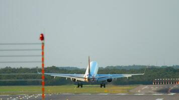 Düsseldorf, Deutschland Juli 21, 2017 - - Flugzeug Umarmung hop Landung beim 05r Runway Düsseldorf Flughafen, Abend Sonnenuntergang Strahlen video