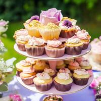 pastelitos, pasteles, bollos y magdalenas y fiesta decoración al aire libre a el Inglés país estilo jardín, dulce postres para boda, cumpleaños o fiesta celebracion, generativo ai foto