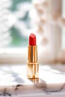 lujoso rojo lápiz labial en dorado tubo en mármol, belleza cosmético y lujo maquillaje producto, generativo ai foto