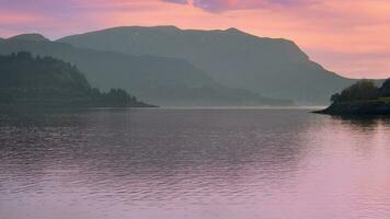 fiordo con ver de montañas y fiordo paisaje en Noruega. paisaje a puesta de sol foto