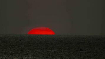 rojo Dom en el mar, pintoresco puesta de sol. noche paisaje en el costa video