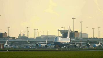 amsterdam, nederländerna 25 juli 2017 - boeing 747 silkway , taxining efter landning shiphol flygplats, amsterdam, holland video