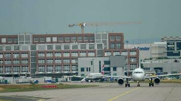 Francfort-sur-le-main, Allemagne 17 juillet 2017 - alitalia airbus a319 ei imd roulage avant le départ sur la piste 18. fraport, Francfort, Allemagne video