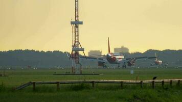 amsterdam, nederländerna 25 juli 2017 - easyjet airbus a320 g ezpo bromsar efter landning på bana 06 kaagbaan vid soluppgången. shiphol flygplats, amsterdam, holland video