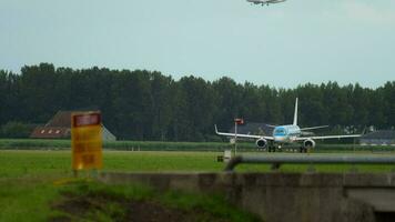 Amsterdã, a Países Baixos Julho 24, 2017 - klm cityhopper embraer 190 ph ezu acelerar antes saída em pista 36l polderbaan. shiphol aeroporto, Amsterdã, Holanda video