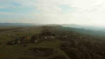 Antenne Aussicht Vashlovani National Park Ranger Bahnhof mit Picknick Bereich zum Tourist sich ausruhen und Grill. verlassen georgisch Tusheti Landschaft Panorama auf Sonnenuntergang video