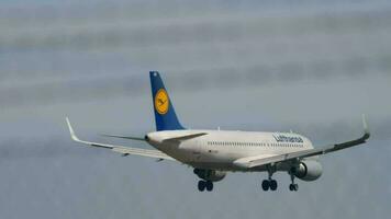 FRANKFURT AM MAIN, GERMANY JULY 18, 2017 - Lufthansa Airbus 320 D AIUK approaching before landing on runway 7R. Fraport, Frankfurt, Germany video