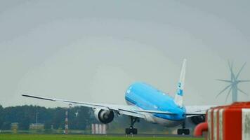 amsterdam, das Niederlande Juli 25, 2017 - - klm königlich Niederländisch Fluggesellschaften boeing 777 ph bqp nehmen aus auf Runway 36l Polderbaan. Schiffshol Flughafen, amsterdam, Holland video