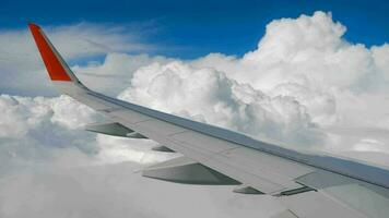 vleugel van vliegtuig op lucht en wolk in beweging, uitzicht vanuit vliegtuigcabine video