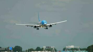 Ámsterdam, el Países Bajos julio 26, 2017 - tui mosca boeing 737 ph tfc aterrizaje a pista 18r polderbaan. barco aeropuerto, Ámsterdam, Holanda video